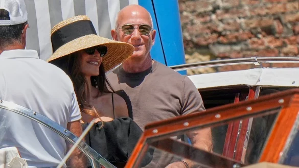 Am Tag nach der Hochzeit lassen sich Jeff Bezos und seine Frau Lauren in «Harry\\\'s Bar» bringen. - © Luca Bruno/AP/dpa
