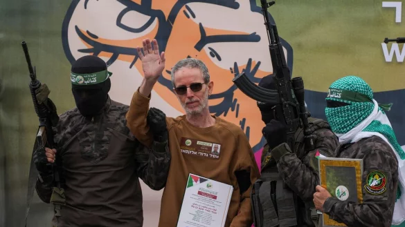 Ohad Ben Ami wird von der Hamas an das Rote Kreuz. - © Abdel Kareem Hana/AP/dpa