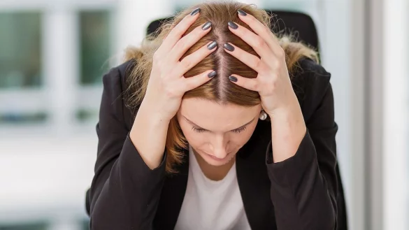 Wenn nichts mehr geht: Ein Burnout kann sich durch unterschiedliche Beschwerden bemerkbar machen. - © Monique Wüstenhagen/dpa-tmn