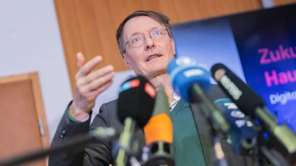 Gesundheitsminister Lauterbach kritisiert den Schaumwurf auf Christian Lindner scharf - und spricht eine Warnung aus. - © Rolf Vennenbernd/dpa-Pool/dpa