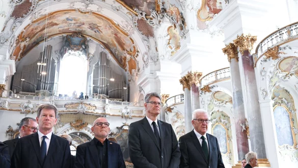 &laquo;Unsere Herzen sind voller Trauer&raquo;, sagte Schnieder in der voll besetzten Kirche M&uuml;nster Unserer Lieben Frau. - &copy; Bernd Wei&szlig;brod/dpa