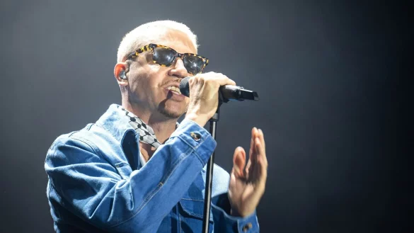 Der US-Rapper Macklemore spielte auf dem Deichbrand-Festival 2025 als Headliner und warf Israel auf der B&uuml;hne erneut einen V&ouml;lkermord vor. - &copy; Sina Schuldt/dpa