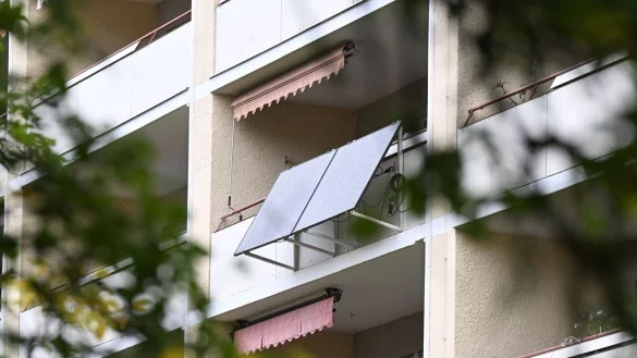 Die Zahl der Balkonkraftwerke in Deutschland hat sich vergangenes Jahr verdoppelt. (Archivbild) - &copy; Bernd Wei&szlig;brod/dpa