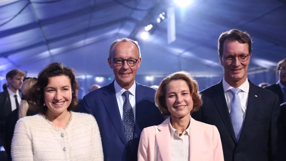 Bundeskanzler Friedrich Merz und NRW-Ministerpräsident Hendrik Wüst haben den Supercomputer «Jupiter» in Jülich in Betrieb genommen. - © Rolf Vennenbernd/dpa