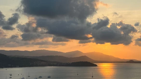Koh Samui lockt mit herrlichen Buchten und spektakulären Sonnenuntergängen - hat aber wegen des Tourismus bereits jetzt viele Probleme. (Archivbild) - © Carola Frentzen/dpa