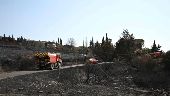 Große Teile des Brands sind mittlerweile gelöscht. - © Bertrand Guay/AFP/dpa