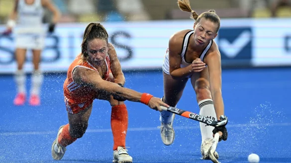 Sophia Schwabe (r) und die Niederl&auml;nderin Lisa Post im Duell um den Ball. - &copy; Federico Gambarini/dpa