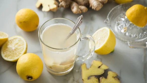 Ingwertee l&auml;sst sich pur genie&szlig;en - oder mit Zitrone aromatisieren. - &copy; Christin Klose/dpa-tmn