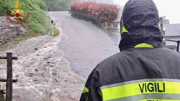 Die Feuerwehren sind wegen der heftigen Regenfälle im Großeinsatz. - © Handout/Vigili del Fuoco/dpa