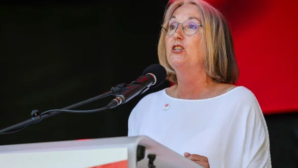 Anja Weber, DGB-Chefin, mahnt ein Tariftreuegesetz an. - © Christoph Reichwein/dpa