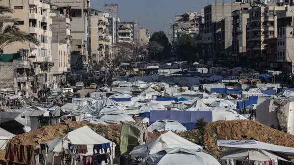 Seit Wiederaufflammen der Kämpfe im Gazastreifen wurden rund 500.000 Palästinenser erneut vertrieben. - © Omar Ashtawy/APA Images via ZUMA Press Wire/dpa