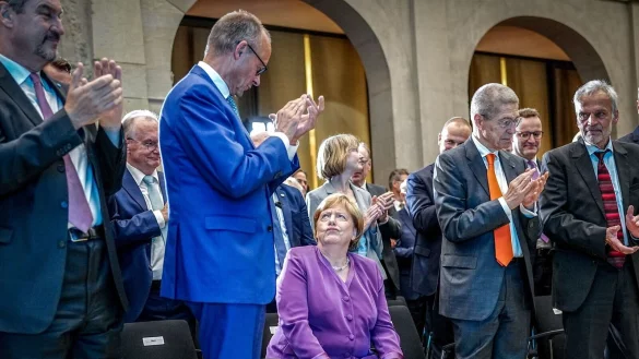 Das Verhältnis von Merkel und Merz gilt als belastet. (Archivbild) - © Kay Nietfeld/dpa