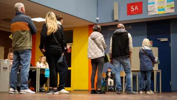 Die Wahllokale f&uuml;llen sich. - &copy; Christoph Reichwein/dpa