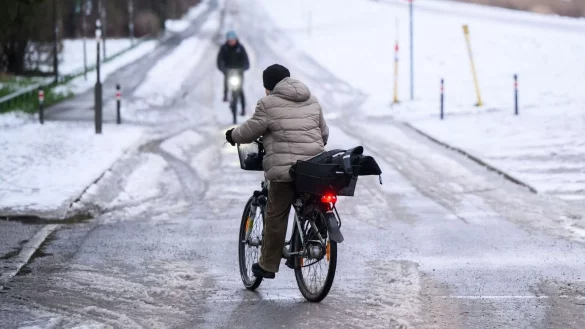 Gefrierender Regen und Schnee macht viele Stra&szlig;en gef&auml;hrlich glatt. (Archivbild) - &copy; Julian Stratenschulte/dpa