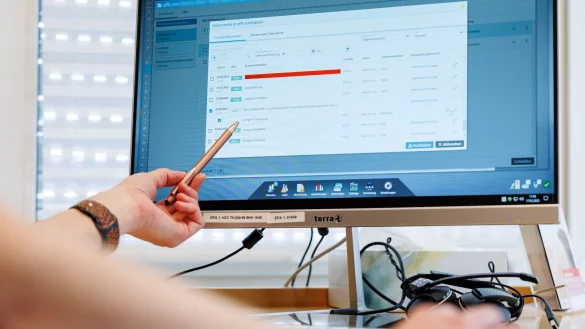 Patienten können in der E-Akte selber sehen, was Ärzte eintragen. (Archivbild) - © Daniel Karmann/dpa