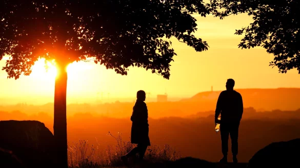 Wie blicken Paare in die Zukunft? Auch darum geht es in der Umfrage. (Symbolbild) - © Julian Stratenschulte/dpa