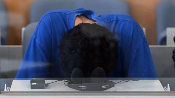 Der Angeklagte verfolgt den Prozess in den ersten Tagen überwiegend mit gesenktem Kopf. (Archivbild) - © Federico Gambarini/dpa