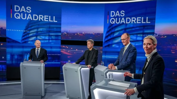 Die Kanzlerkandidaten Olaf Scholz (SPD); Robert Habeck (Grüne), Friedrich Merz (CDU) und Alice Weidel (AfD) beharkten sich in einer Talkrunde bei RTL und ntv. - © Kay Nietfeld/dpa-Pool/dpa