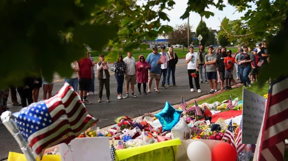 Trauernde kommen zum Tatort. - &copy; Lindsey Wasson/AP/dpa