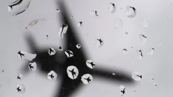 Ein Flugzeug landet bei Regenwetter. (Symbolbild) - &copy; Julian Stratenschulte/dpa