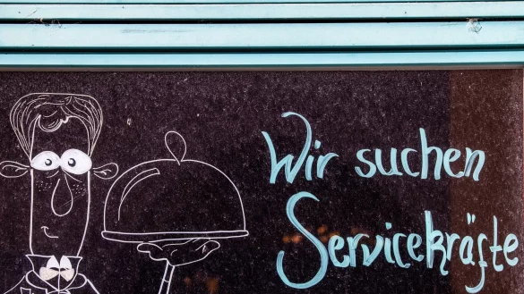 Besonders in der Dienstleistungsbranche wie der Gastronomie ist Personal knapp (Archivbild) - © Jens Büttner/dpa