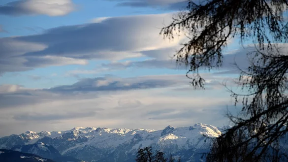 Blick aufs Tennengebirge im österreichischen Bundesland Salzburg: Eine Familie mit drei Kindern aus Baden-Württemberg steckte im Tennengebirge in einem Altschneefeld fest. - © Barbara Gindl/APA/dpa