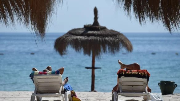 So schön, oder? Wer wenigstens zwischendurch die Hände vom Smartphone lässt, Ferienmomente nicht nur durch die Linse erlebt und via Bildschirm teilt, hat länger was vom Urlaub. - © picture alliance / dpa