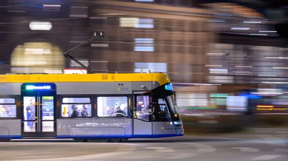 Als einzige Großstadt hat Leipzig das Nahverkehrsangebot seit 2023 um mehr als 10 Prozent ausgebaut. (Archivbild) - © Hendrik Schmidt/dpa