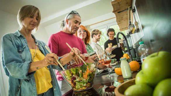Was wollen wir kochen? Damit nicht immer wieder dasselbe Essen auf dem Tisch steht, ist gute Planung gefragt - © Christin Klose/dpa-tmn