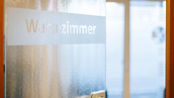 Ärzte fordern eine Strafgebühr für Patienten, die gebuchte Termine beim Arzt nicht wahrnehmen. (Archivbild) - © Daniel Karmann/dpa