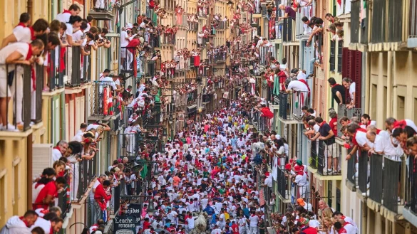 In den engen, kurvigen Gassen kommt es oft zu St&uuml;rzen. - &copy; Miguel Oses/AP/dpa