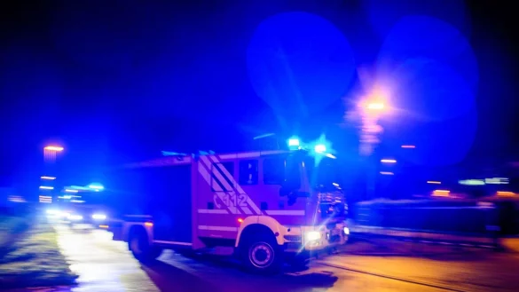 Nach einem Zimmerbrand in einem Kölner Reihenhaus haben Feuerwehrleute eine tote Frau geborgen. Vermutlich war es die 74-jährige Bewohnerin des Hauses. (Symbolbild) - © Klaus-Dietmar Gabbert/dpa