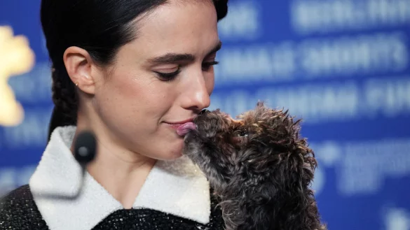 Margaret Qualley präsentierte ihren Hund erstmals der Öffentlichkeit. - © Soeren Stache/dpa