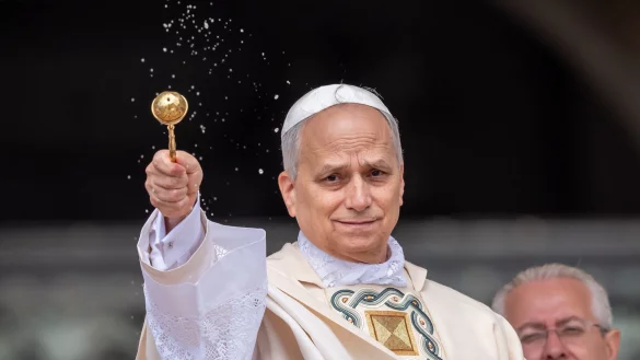 Segen für die Menschen: Papst Leo. - © Michael Kappeler/dpa