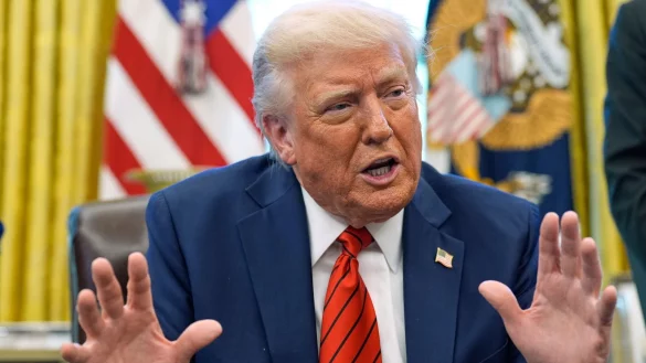 US-Präsident Donald Trump ist sich sicher: Seiner Ansicht nach entstammt das Coronavirus einem chinesischen Labor. - © Alex Brandon/AP/dpa