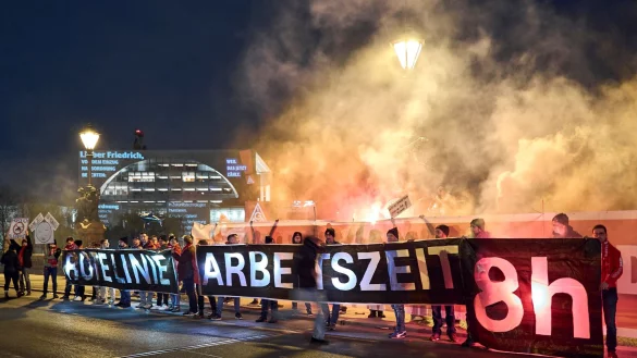 Die Gewerkschaften lehnen die Abkehr vom Acht-Stunden-Tag ab - eine Studie fasst die Gegenargumente zusammen. (Archivbild) - © Michael Ukas/dpa