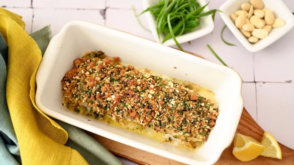 Der Crunch für diese Bärlauchkruste kommt von Mandeln und geröstetem Toast. Parmesan und Zitrone ergänzen die Würze des Bärlauchs. - © Julia Uehren/loeffelgenuss.de/dpa-tmn