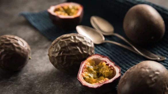 Die schrumplige Schale zeigt die Reife und Süße der Passionsfrucht an. - © Christin Klose/dpa-tmn