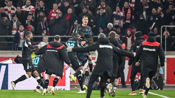 Entfesselte Leverkusener bejubeln den späten 4:3-Sieg in Stuttgart. - © Harry Langer/dpa