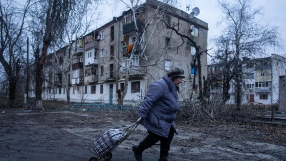 Die Stadt Kupjansk ist nach mehr als drei Jahren Krieg stark zerst&ouml;rt, doch immer noch gibt es auch Zivilisten in der Stadt. (Archivbild) - &copy; Evgeniy Maloletka/AP/dpa