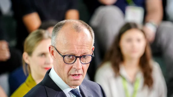 Opfer von Fake News: Eine Webseite verbreitet Falschinformationen unter dem Namen von Bundeskanzler Friedrich Merz (CDU). - &copy; Kay Nietfeld/dpa