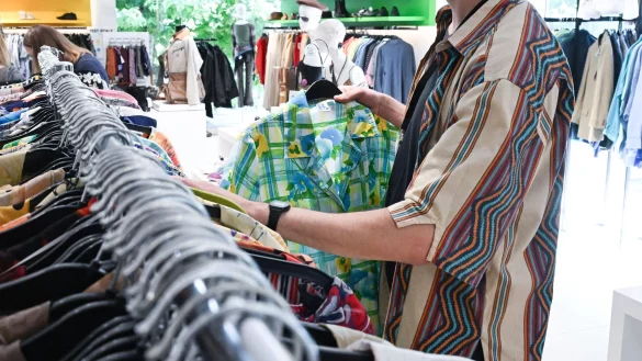 Klamotten in einem Second-Hand-Laden. Im Internet zieht der Verkauf von Ware aus zweiter Hand deutlich an. - © Bernd Weißbrod/dpa