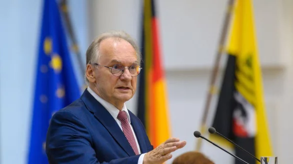 Sachsen-Anhalts Ministerpräsident Reiner Haseloff (CDU) drängt auf eine umfassende Aufarbeitung des Anschlags. (Archivbild) - © Klaus-Dietmar Gabbert/dpa