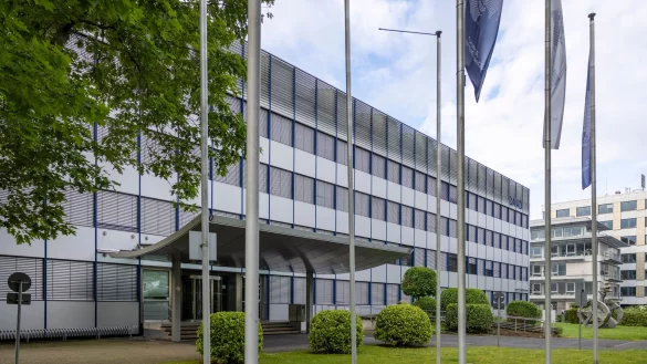 Wegen gestiegener Kosten streicht die Organisation 13 F&ouml;rderprogramme. (Archivbild) - &copy; Thomas Banneyer/dpa