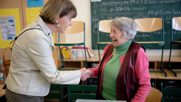 Kölns OB Reker hat die 100-jährige Lydia Mörs-Plattes für ihren Einsatz als Wahlhelferin geehrt. - © Henning Kaiser/dpa