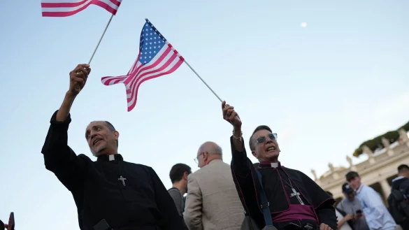 Zum ersten Mal ist ein US-Amerikaner Oberhaupt der katholischen Kirche. - © Francisco Seco/AP/dpa
