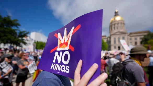 «No Kings» (Keine Könige) war das übergreifende Motto der Proteste. - © Mike Stewart/AP/dpa
