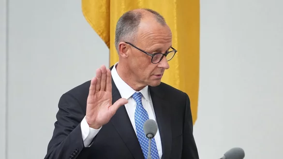 Merz schwor seinen Amtseid mit dem Zusatz «so wahr mir Gott helfe». - © Michael Kappeler/dpa