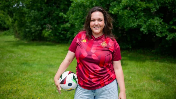 Serien-Star Sarah Victoria Schalow («Alles was zählt») attestiert männlichen Profi-Kickern Schauspiel-Talent. - © Henning Kaiser/dpa