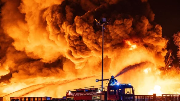 Etwa 300 Einsatzkräfte rückten wegen des Großbrands aus. - © Guido Kirchner/dpa